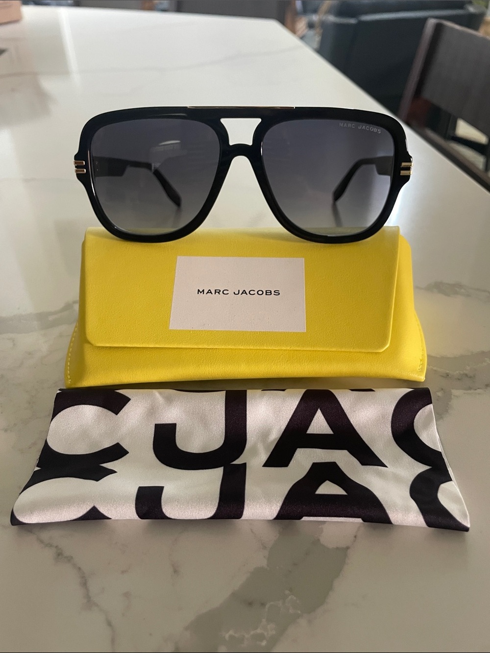 Marc Jacobs Unísex Black Frame Sunglasses w/Gold Accents & Gradient Gray Lenses - Picture 5 of 9